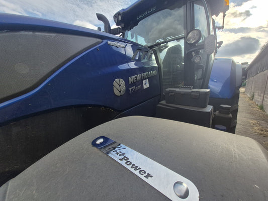 New Holland T7 Blue Power Flash Tractor Mud Gaurd Brackets. Pair.